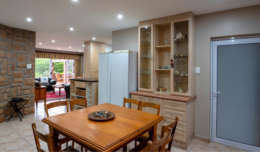 5 Bedroom Property for Sale in Paradise Beach Eastern Cape
